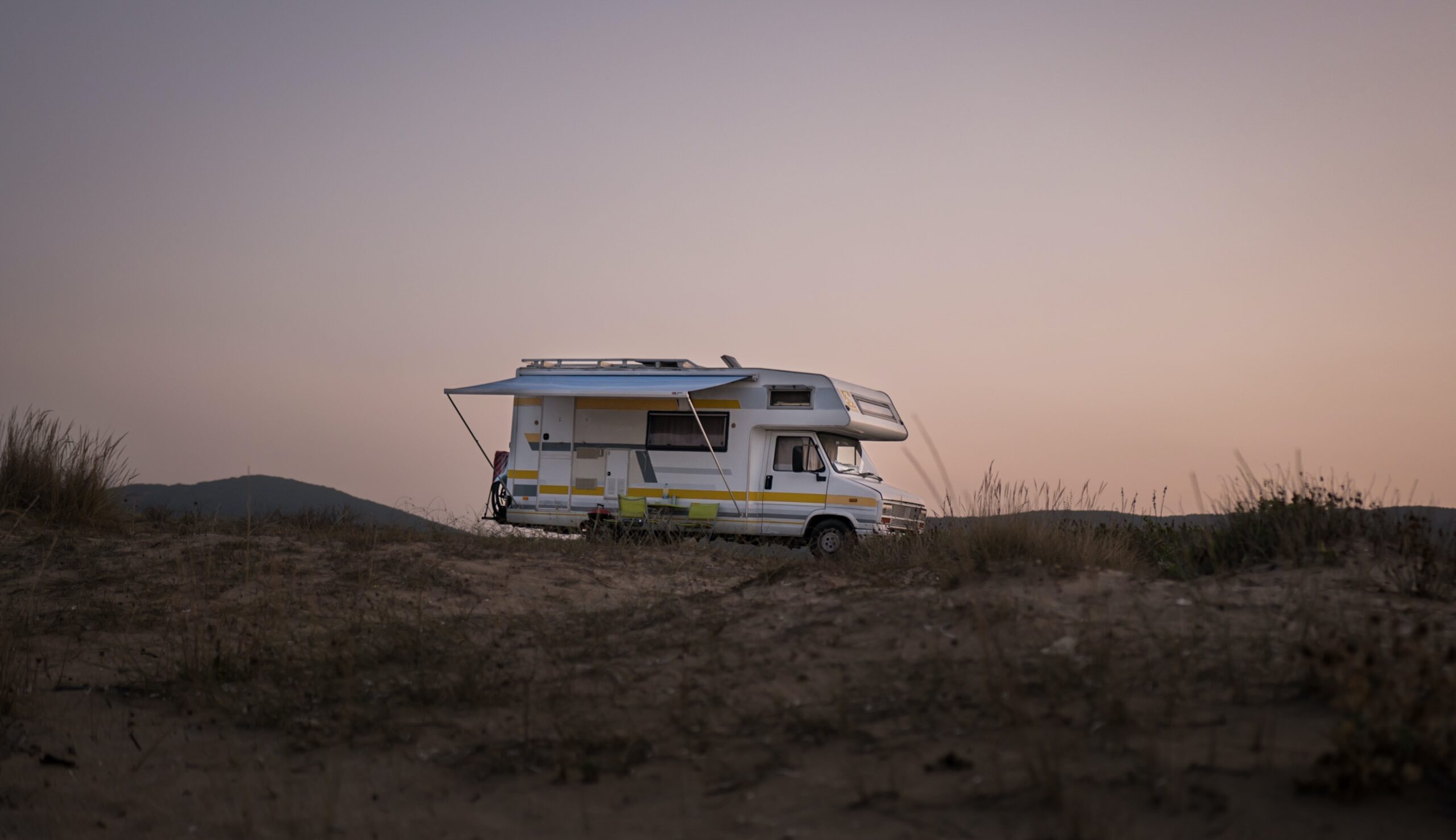 Oude alkoofcamper in de duinen