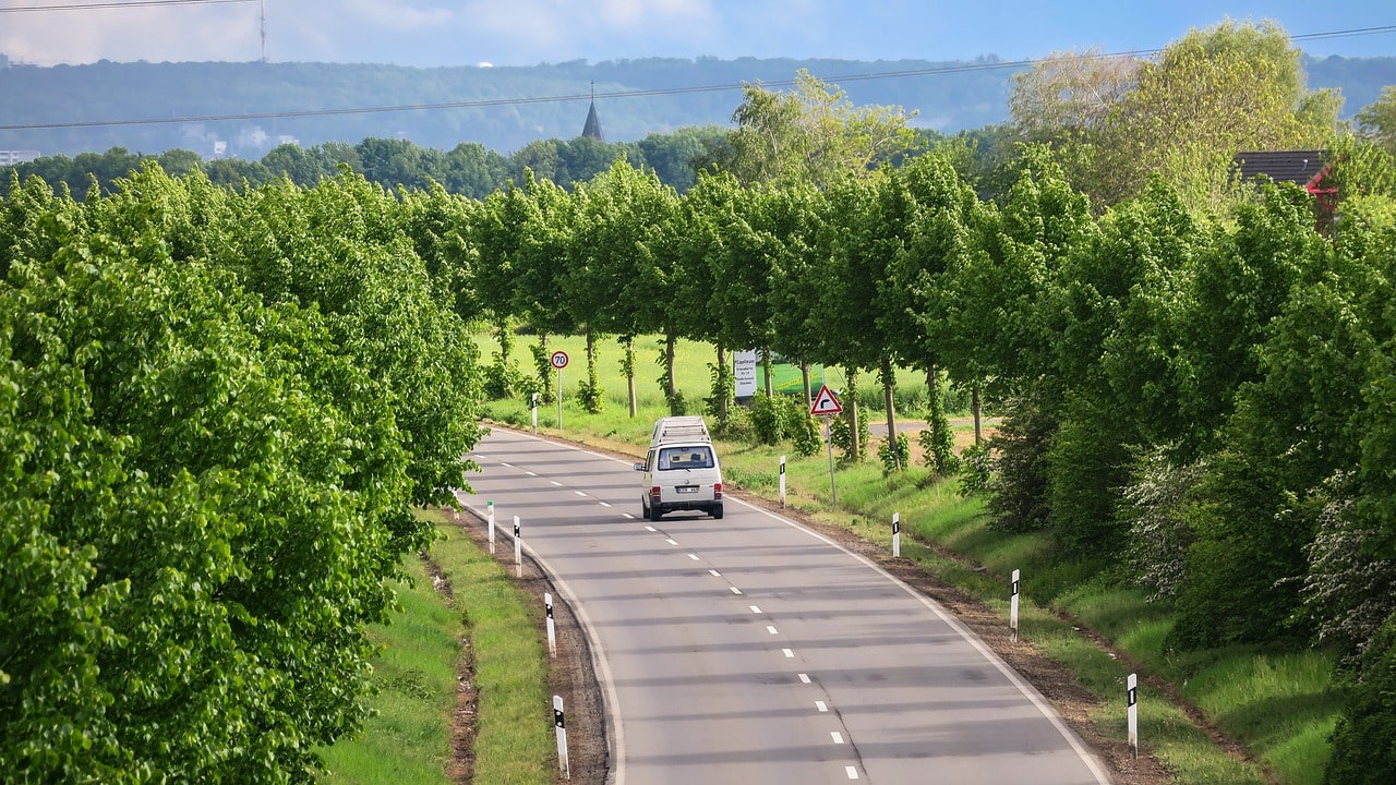 Camperbusje met hoogdak onderweg