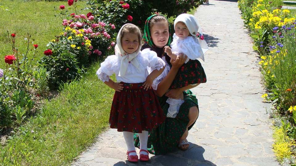 roemenië-meisjes-traditionele-kleding