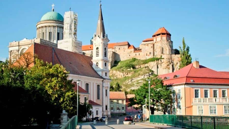 Burcht met kerk in Hongarije