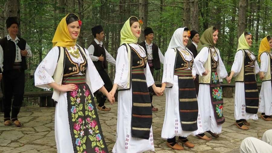 Volksdansgroep in folkloristische kleding - Montenegro