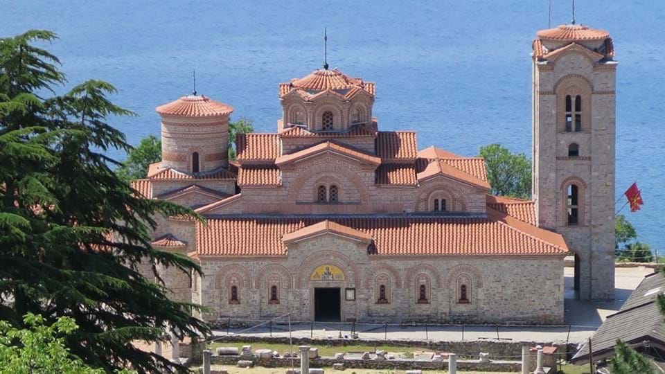 servie-macedonie-albanie-en-montenegro-gebouw-aan-zee