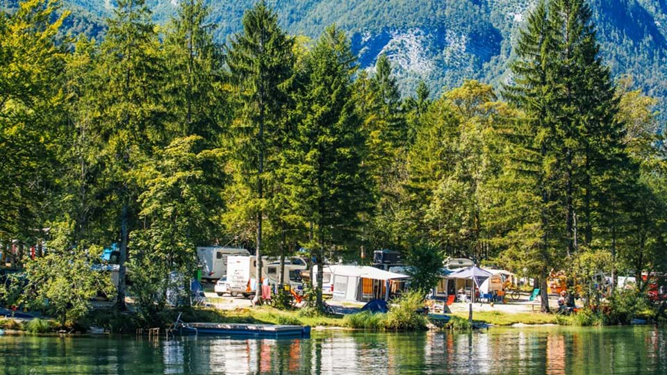 slovenië-bohinj-meer-camping-campers-tent-bomen-bergen