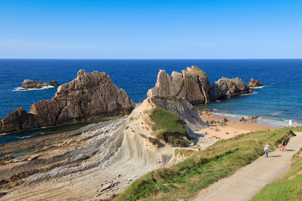 spanje-van-kust-tot-kust-playa-de-arnia-strand-rotsen