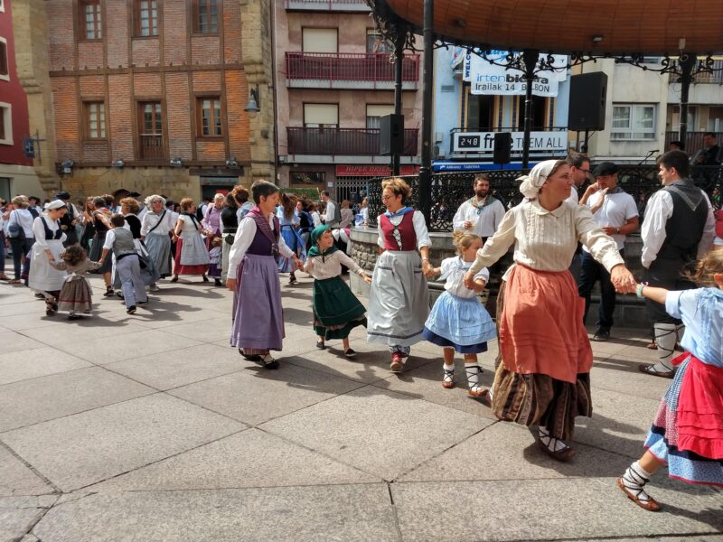 spanje_zarautz_feest_dansen-volwassenen-met-kinderen_2019_059