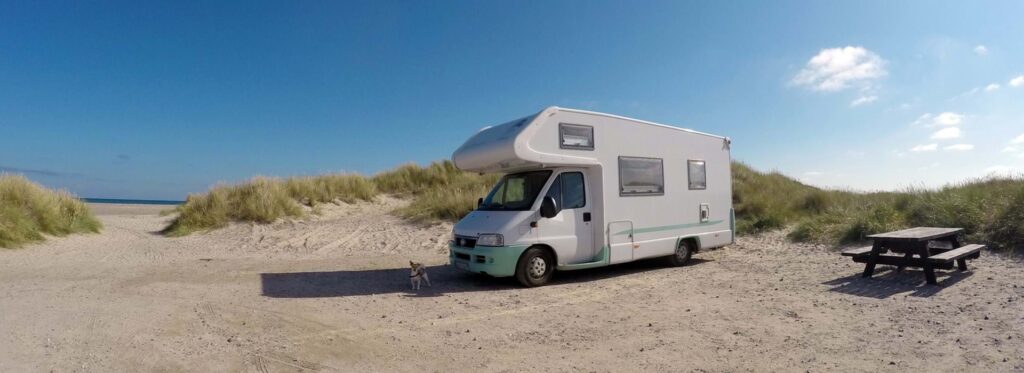 caravan op het strand in Denemarken