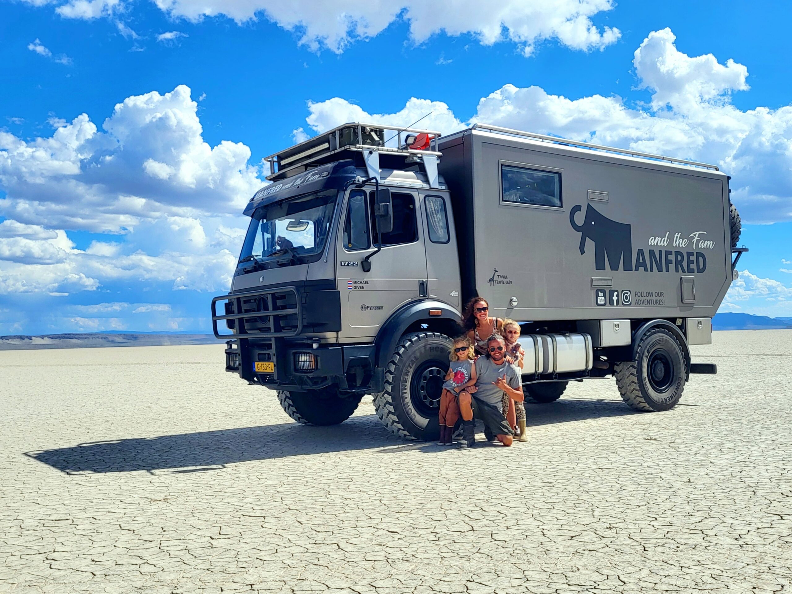 Reizend gezin in Unimog