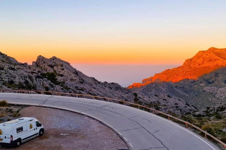 De 8 beste bestemmingen om te overwinteren - Mallorca - uitzicht op baai camper