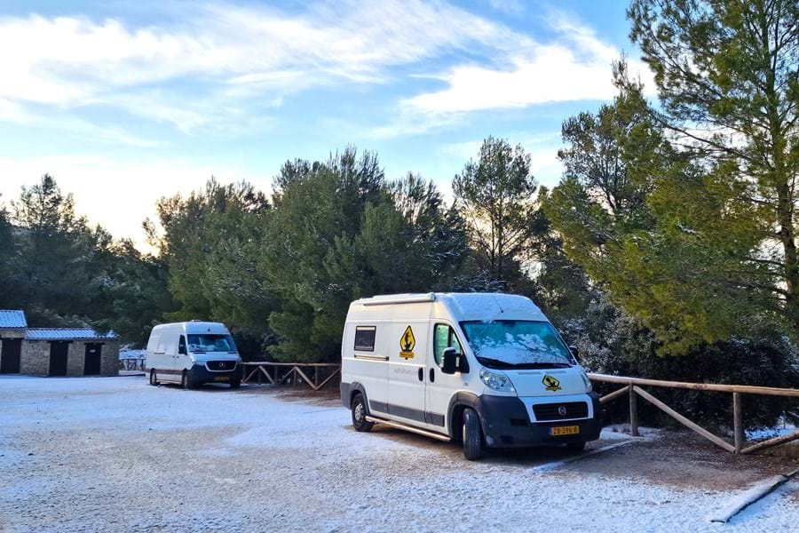 Camperplaats winter Zuid-Spanje sneeuw campers