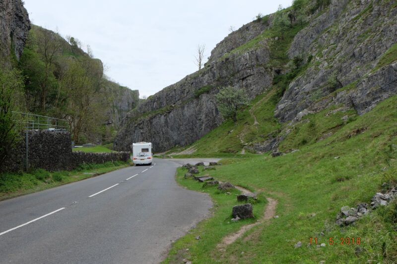 engeland-cheddar-gorge-cheddar-gorge-breed-met-rijdende-camper-2016-016