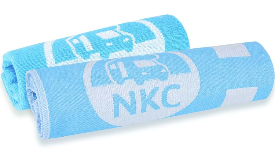 nkc-handdoek-en-theedoek-opgerold-vrijstaand