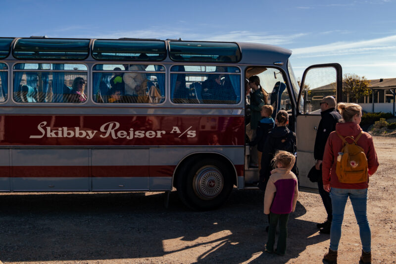 Kinderen in de rode stadsbus