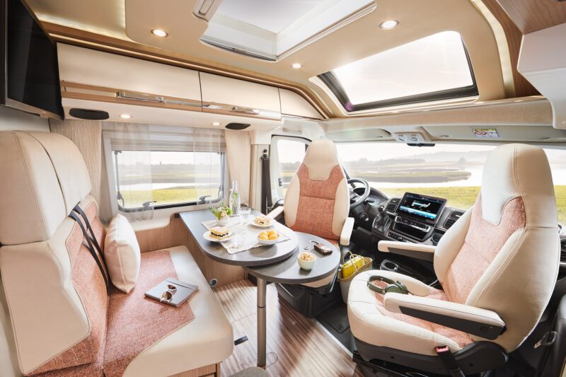 2022_malibuvan_comfort-gt-skyview-600db_hv_style-min