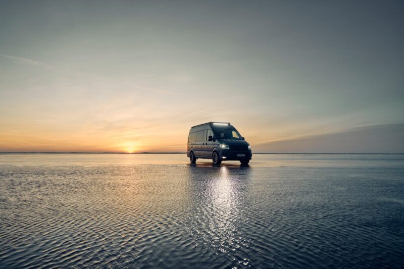 reisemobil-mit-dachtraeger-und-led-lightbar-am-strand-1