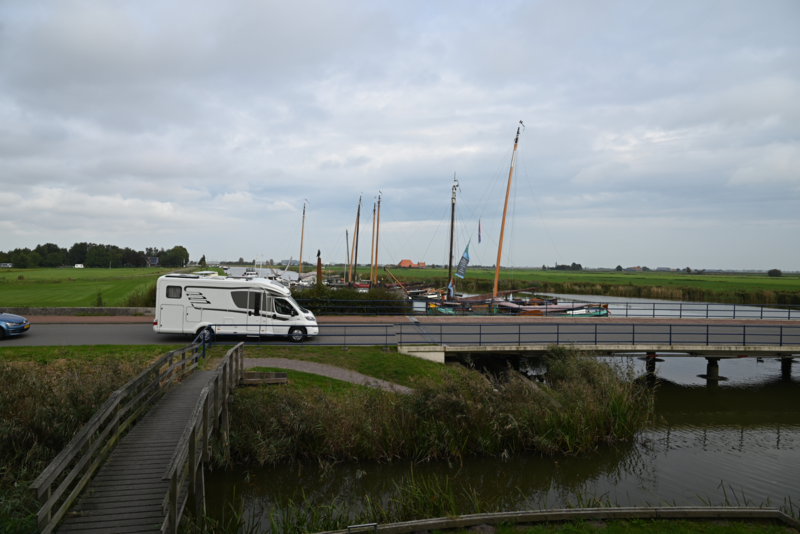 Camper bij haven in Zuidwest-Friesland