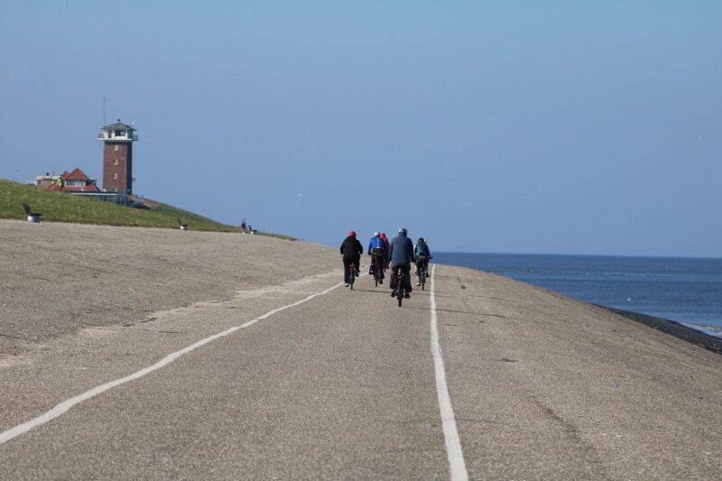 levee-bike-path-2338426_1280